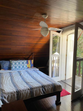 Espaço arborizado com Casa e Chalé em bairro nobre de Monte Verde